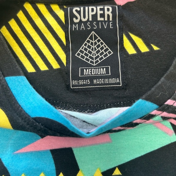 Geometric Pattern T-Shirt - Picture 3 of 3